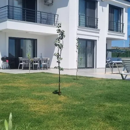 Tozar Didim'de Oezel Havuzlu Vila Pali