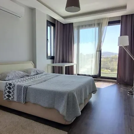 Tozar Didim'de Oezel Havuzlu Vila *